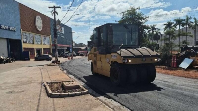 Trechos da Avenida da Prainha recebem camada de asfalto especial para BRT