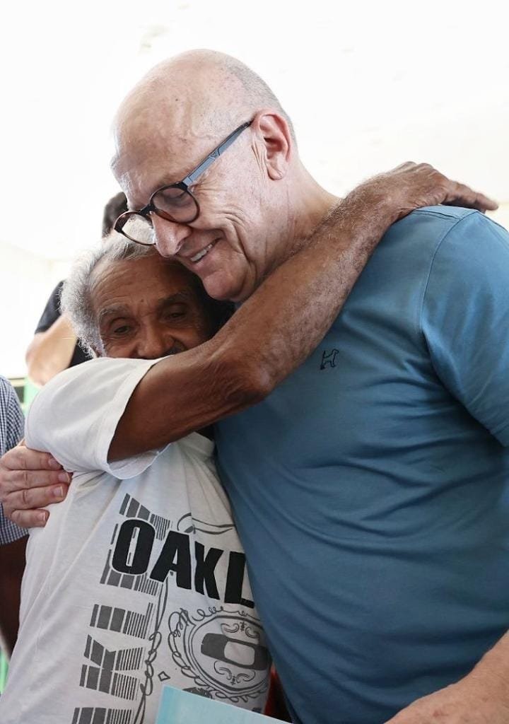 “Agora o terreno é nosso”, comemora morador em entrega de 1,5 mil escrituras definitivas