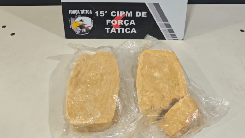 Mulher é presa quando saía de casa para entregar 2 kg de pasta base para marido em presídio