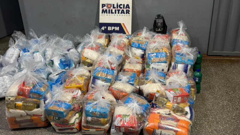 PM prende mulher com 45 sacolões com alimentos e produtos de limpeza de facção