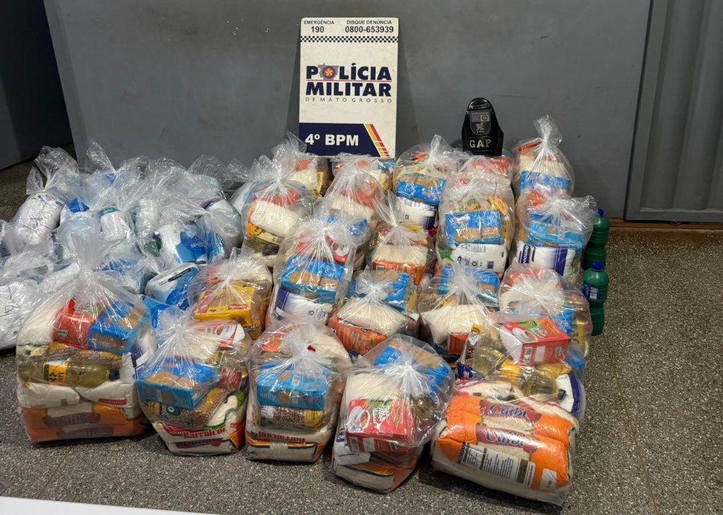 PM prende mulher com 45 sacolões com alimentos e produtos de limpeza de facção