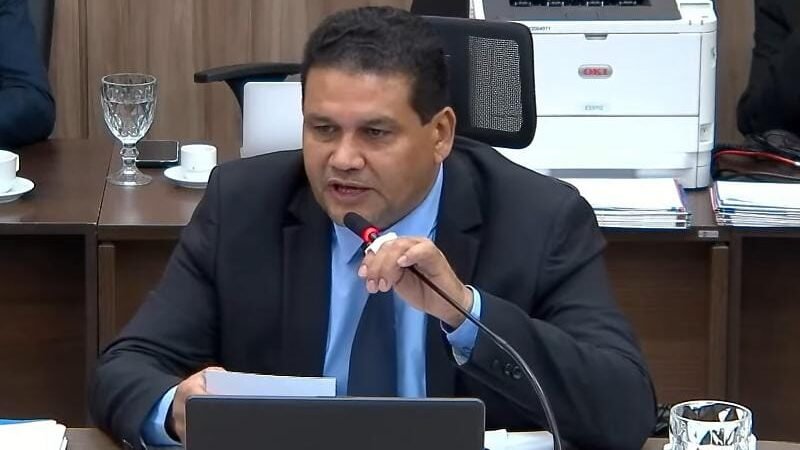 Wanderley Cerqueira vence por 12 a 11 e é reeleito presidente da Câmara de Várzea Grande