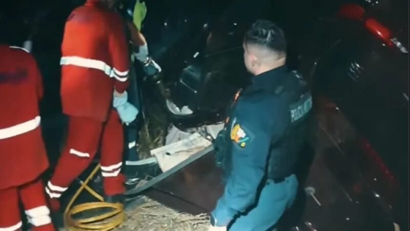 Casal morre preso às ferragens após batida entre carro e caminhão na rodovia MT-010