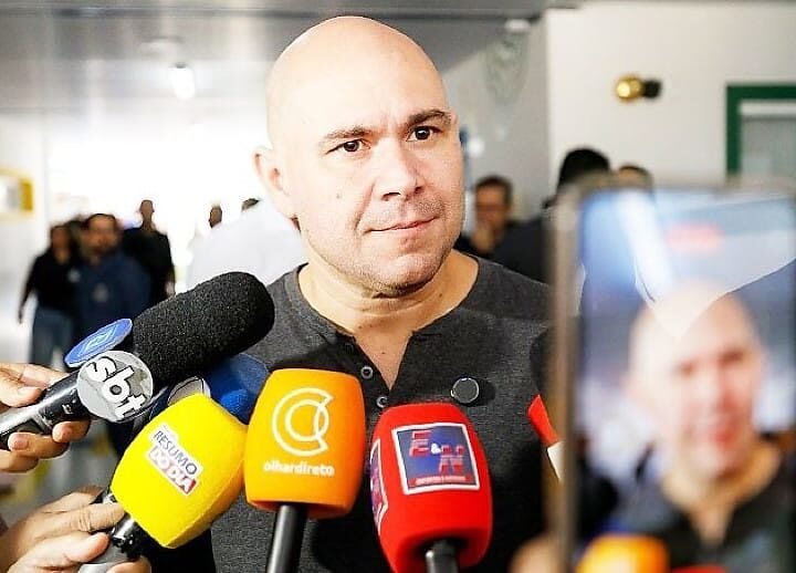 Flávio Bolsonaro usa colete em campanha e Abilio associa ameaça ao “ódio da esquerda”