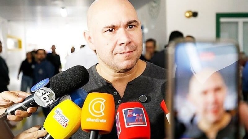Flávio Bolsonaro usa colete em campanha e Abilio associa ameaça ao “ódio da esquerda”