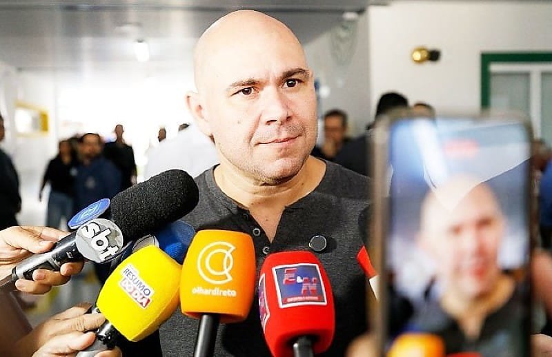 Flávio usa colete em campanha e Abilio associa ameaça ao “ódio da esquerda”