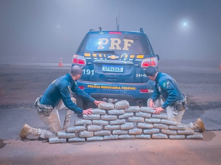 PRF flagra caminhonete com 21 quilos de supermaconha e prende traficantes em MT