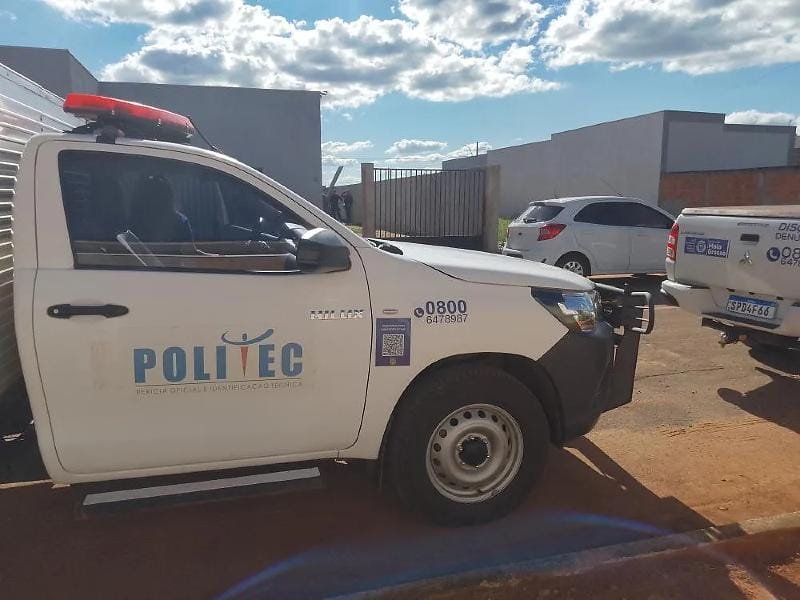 Homem morre e outras duas pessoas ficam feridas após tiros em quitinete por dupla em motocicleta