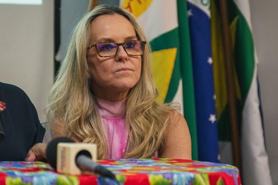 Natasha minimiza desempenho em pesquisas e nega desistência da disputa ao governo