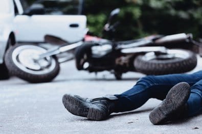 Homem morre após cair de moto em estrada rural; piloto confessa que havia bebido