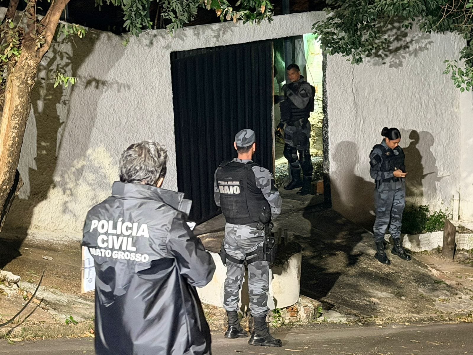 Servidor morre após manter enteada refém e apontar arma para policiais em Cuiabá; vídeo