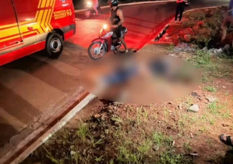 Motociclista morre após perder controle e bater em obra de bueiro em MT