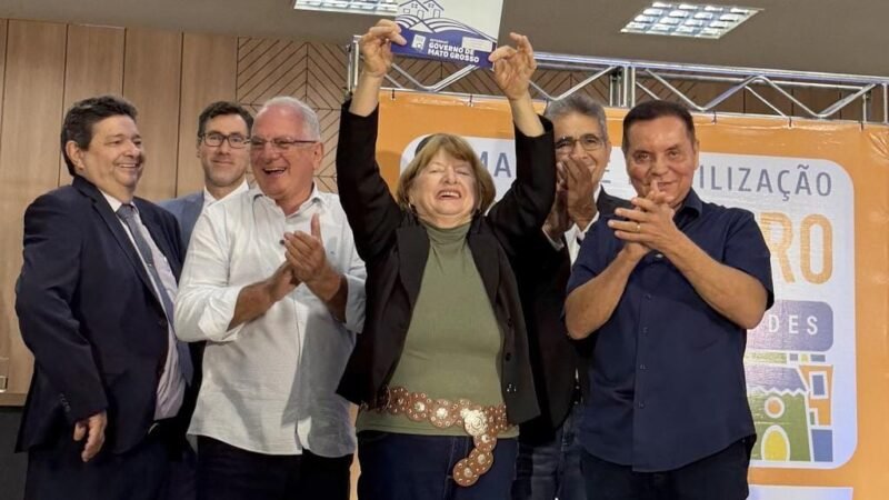 “Essa escritura é fundamental para nós”, afirma moradora contemplada com título definitivo
