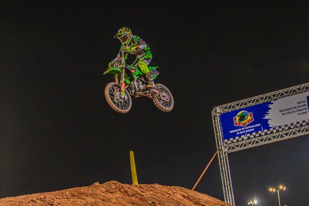 Primeira corrida noturna do MX1GP Brasil lota Parque Novo MT e movimenta economia