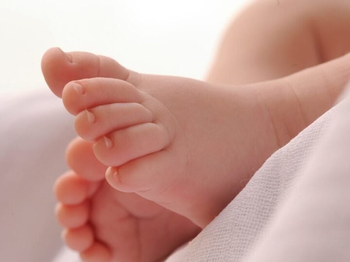 Bebê de 3 meses é socorrido após mãe embriagada derrubá-la no chão em MT