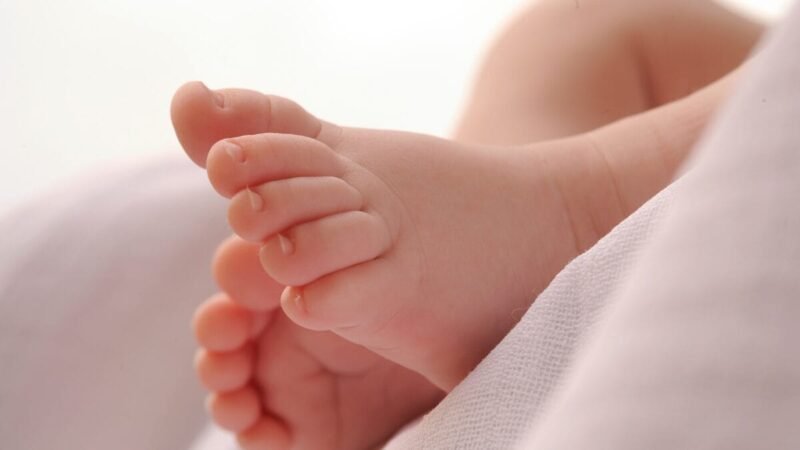 Bebê de 3 meses é socorrido após mãe embriagada derrubá-la no chão em MT