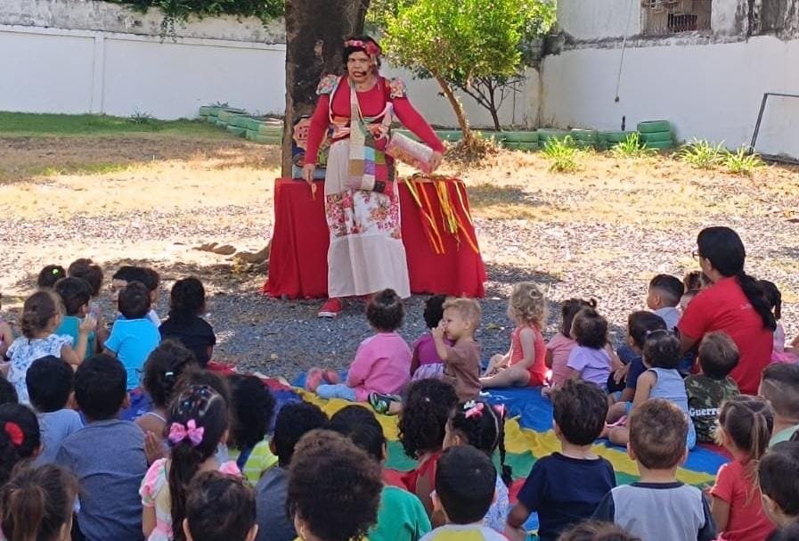 Projeto Um Conto em Cada Canto leva histórias populares a comunidades de Cuiabá