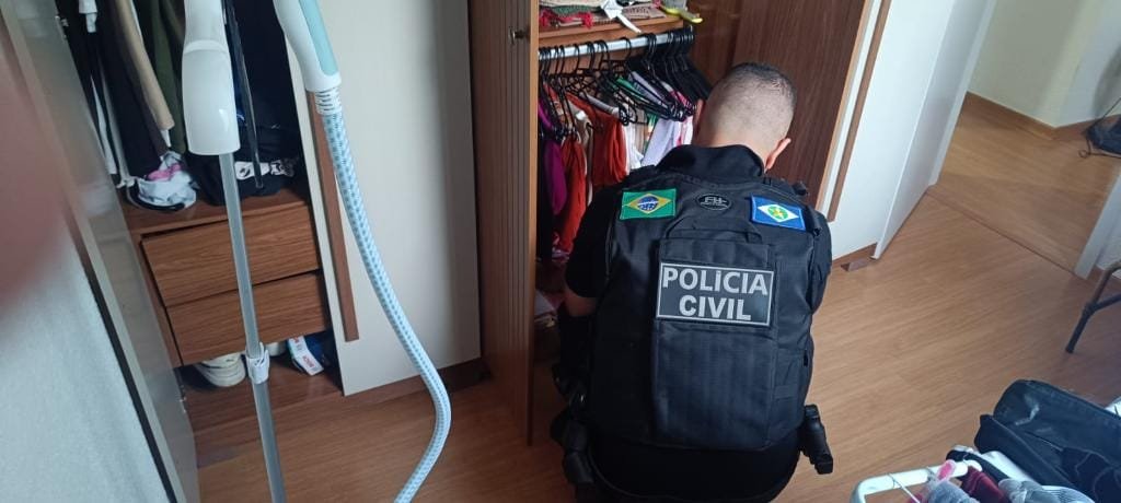 Mãe e filha são alvos da PC por golpes com cartas de crédito e consórcio; líder é preso em Cuiabá