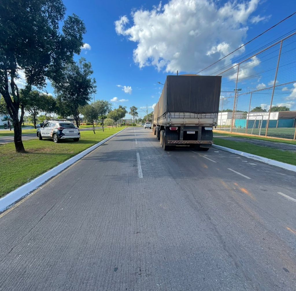 Ação integrada da PM e PRF recupera carreta com soja furtada e prende foragido