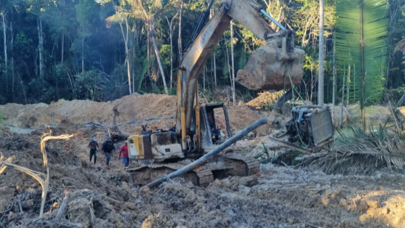 PM apreende escavadeira em garimpo ilegal em MT e aplica R$ 97 mil em multas