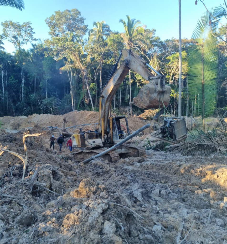 PM apreende escavadeira em garimpo ilegal em MT e aplica R$ 97 mil em multas