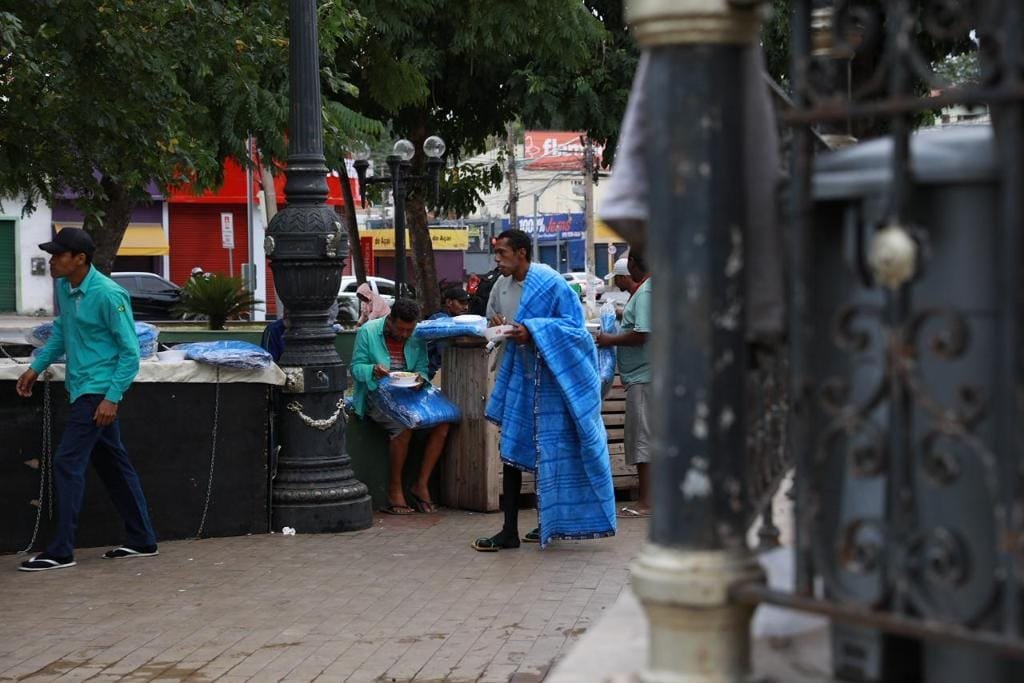 Setasc faz ações no período de frio e entrega marmitex e cobertores em Cuiabá e VG