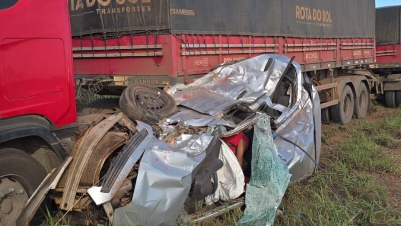 Passageiro morre preso às ferragens após batida entre carreta e carro na MT-010