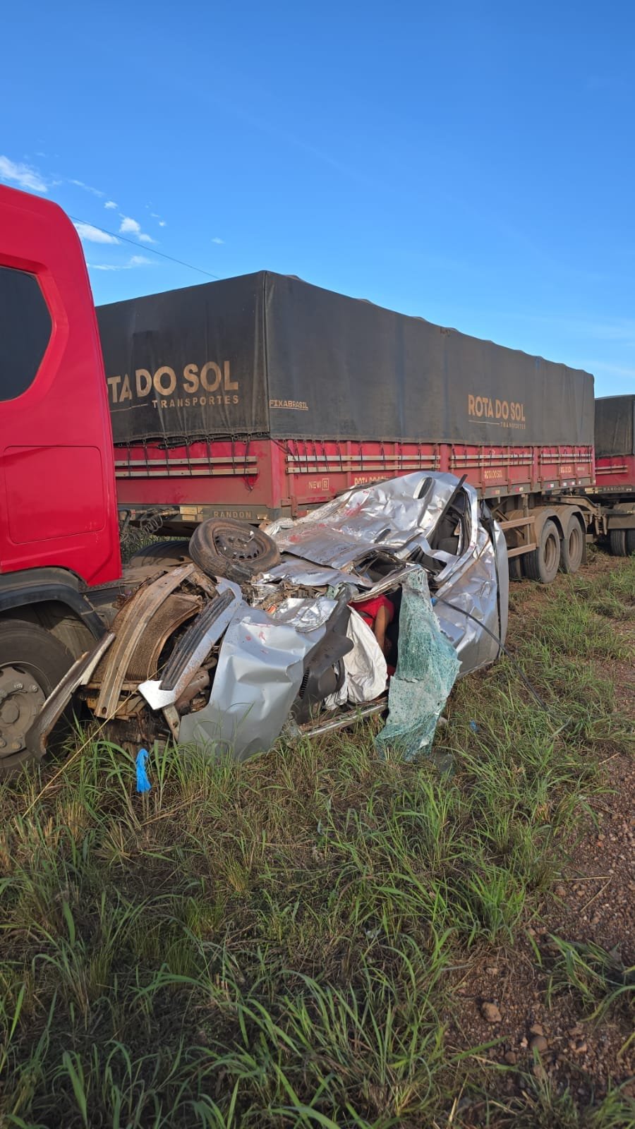 Passageiro morre preso às ferragens após batida entre carreta e carro na MT-010