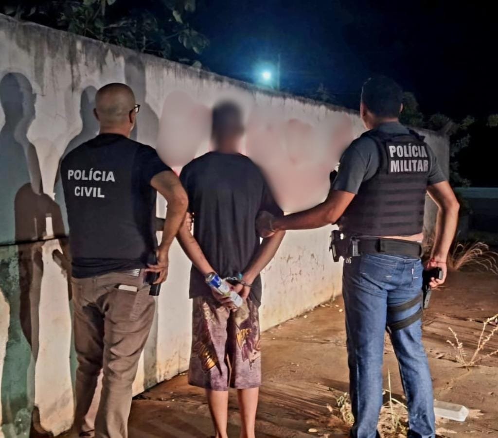 Jovem é preso pela polícia por pichar muro de prédio público com sigla de facção criminosa