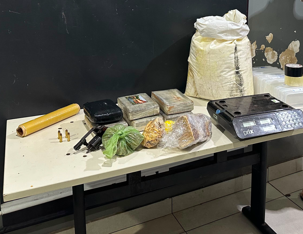 Polícia Militar prende traficante com revólver e seis tabletes de cocaína e pasta base em chácara