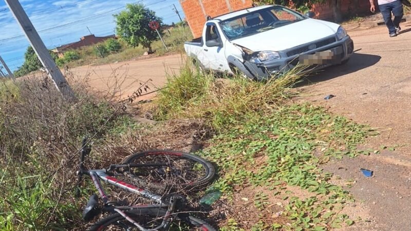 Adolescente cai em bueiro e fica gravemente ferido após ser atropelado por carro