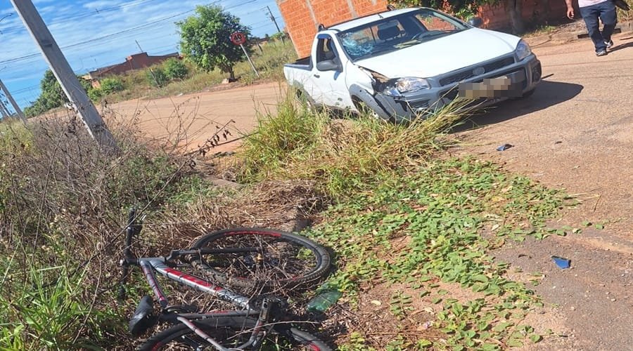 Adolescente cai em bueiro e fica gravemente ferido após ser atropelado por carro