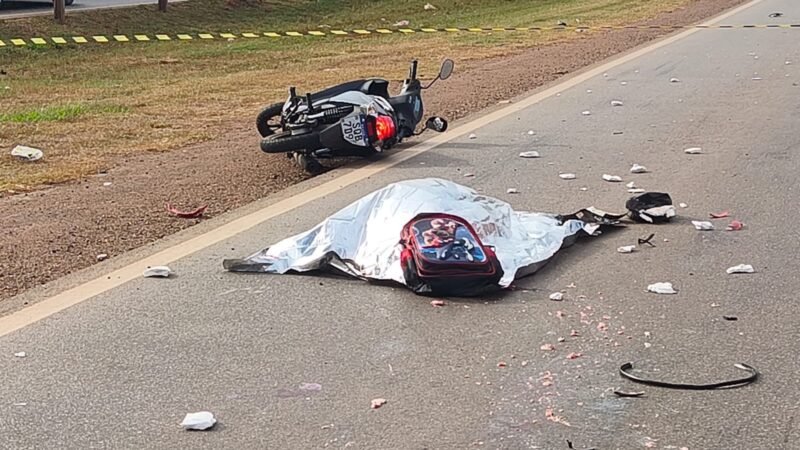 Mulher morre e filho de 6 anos fica ferido em acidente entre moto e carreta na rodovia BR-364