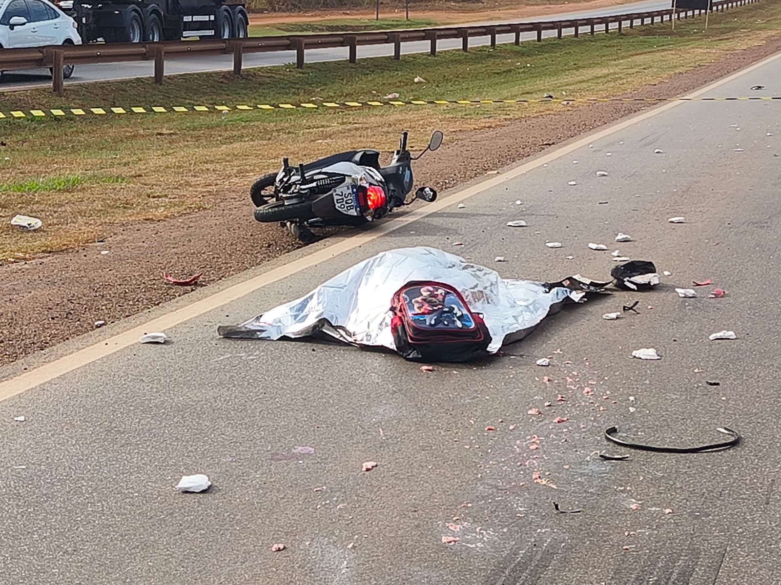 Mulher morre e filho de 6 anos fica ferido em acidente entre moto e carreta na rodovia BR-364