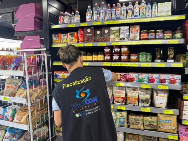 Procon apreende dezenas de produtos vencidos e interdita supermercado em Cuiabá
