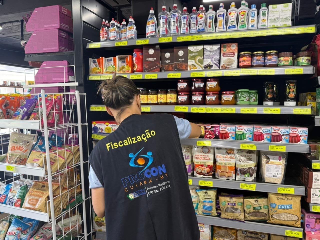 Procon apreende dezenas de produtos vencidos e interdita supermercado em Cuiabá