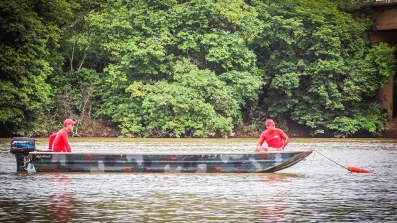 Bombeiros localizam corpo de homem que se afogou após passeio de barco em rio