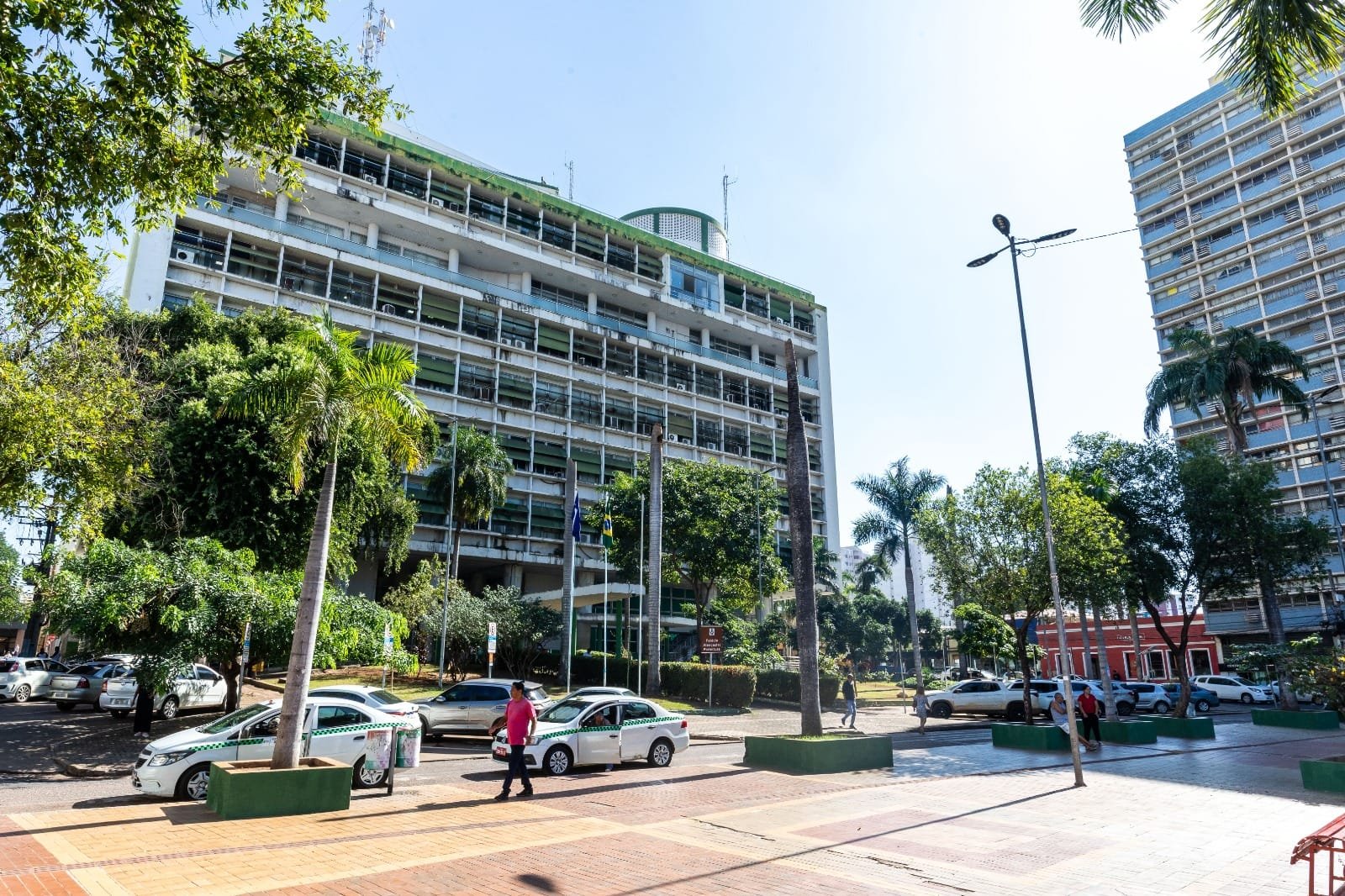 Cuiabá abre investigação após suspeita de fraude para compra na Educacão e evita gasto de R$ 70 milhões
