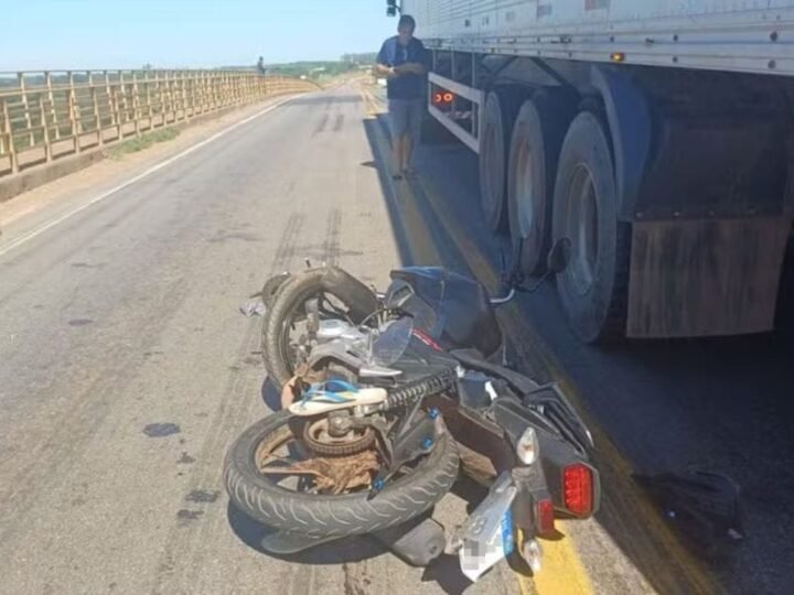 Motociclista morre após bater em carreta na BR-070; mulher e criança ficam feridas