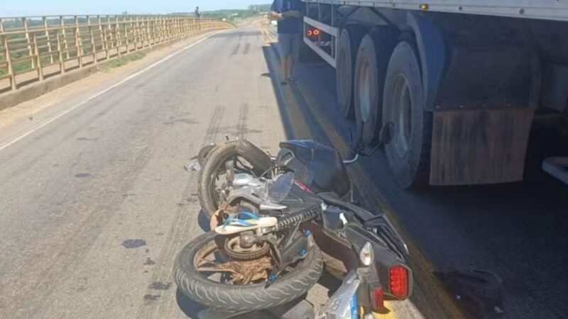 Motociclista morre após bater em carreta na BR-070; mulher e criança ficam feridas
