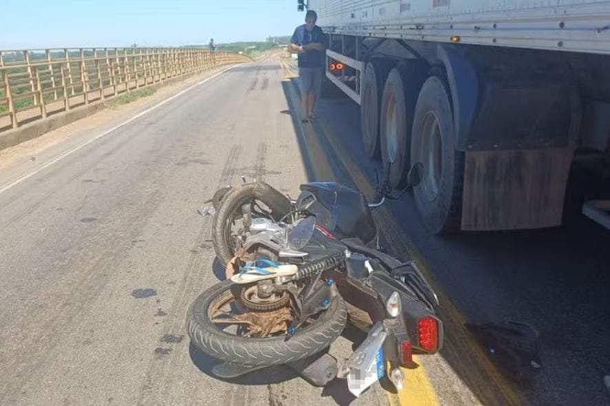 Motociclista morre após bater em carreta na BR-070; mulher e criança ficam feridas