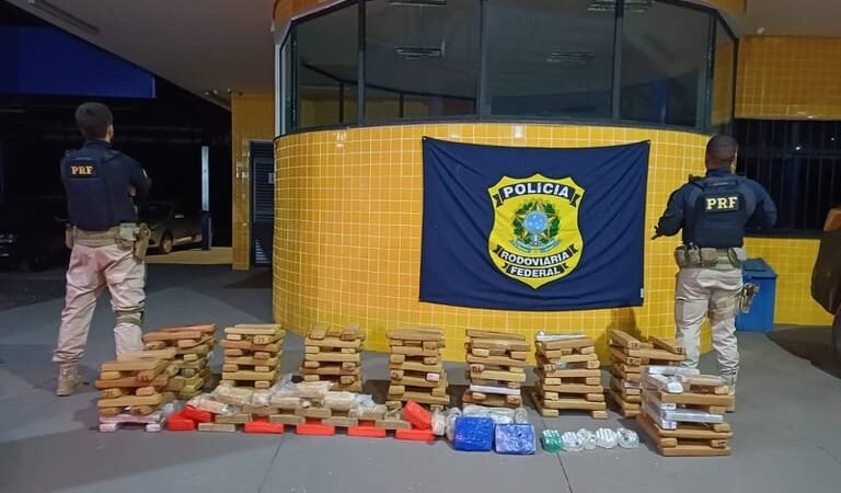 Operação da PRF apreende 190 kg de drogas e recupera veículo de luxo roubado