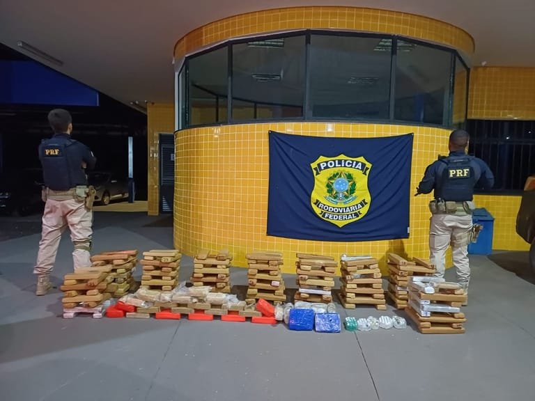 Operação da PRF apreende 190 kg de drogas e recupera veículo de luxo roubado