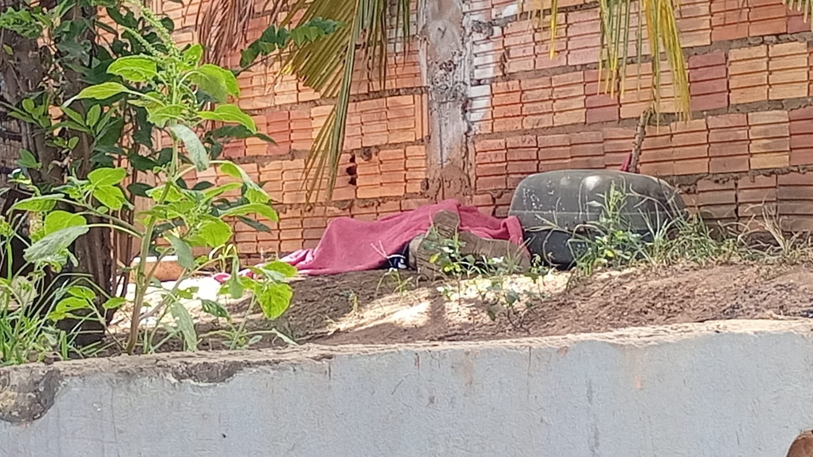 Mulher é presa após reagir à agressão e matar marido com golpes de barra de ferro