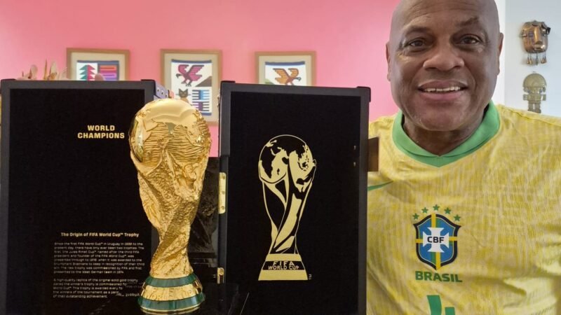Evento reúne colecionadores de figurinhas e traz o ex-zagueiro Ronaldão
