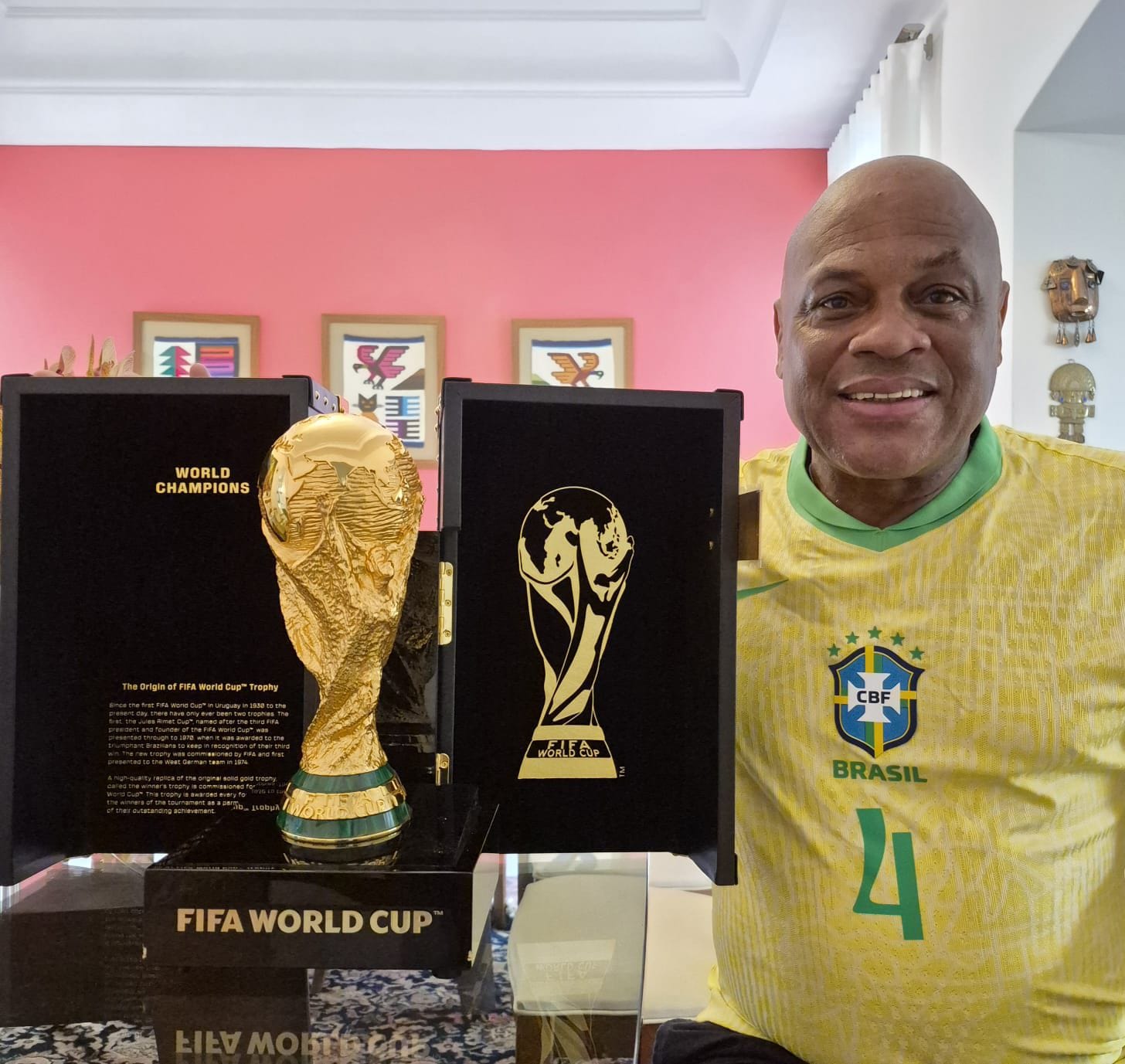 Evento reúne colecionadores de figurinhas e traz o ex-zagueiro Ronaldão