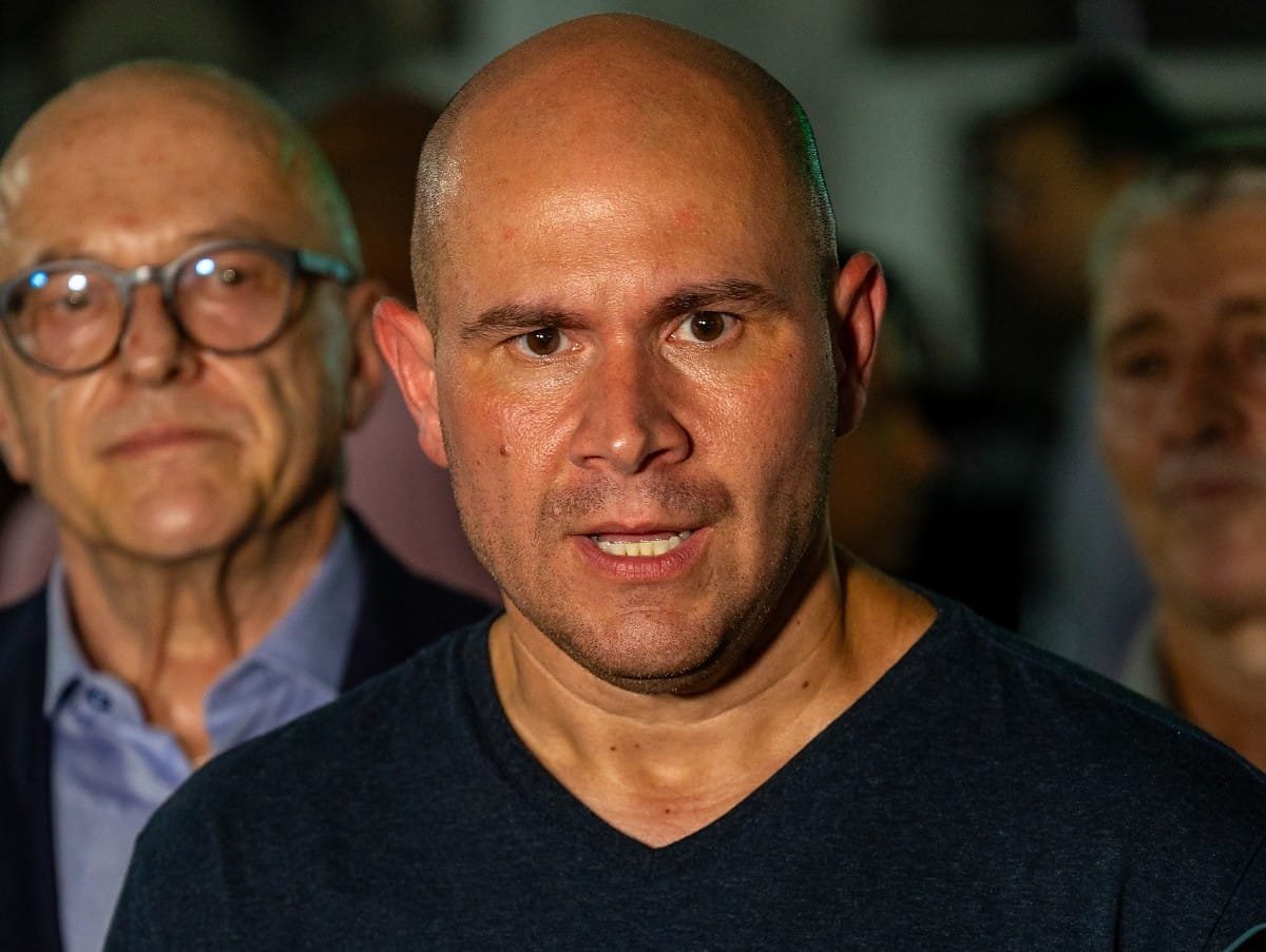 Abilio defende Flávio Bolsonaro e pede investigação ampla no caso Vorcaro