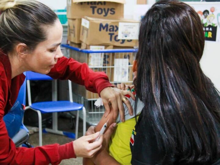 Escola em Várzea Grande recebe campanha de vacinação para alunos e comunidade