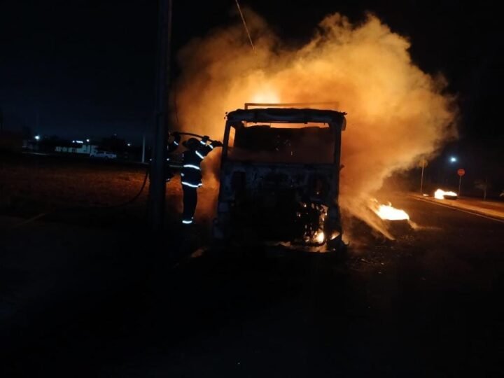 Incêndio destrói dois caminhões de cargas próximo à prefeitura durante a madrugada