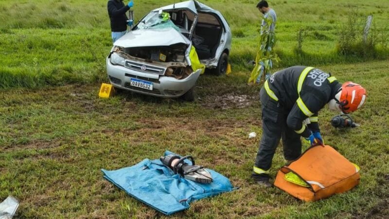 Motorista morre preso às ferragens após bater em picape e capotar Pálio